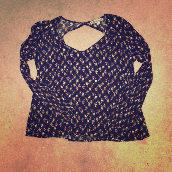 gypsies & moondust Tops - Floral open back top!